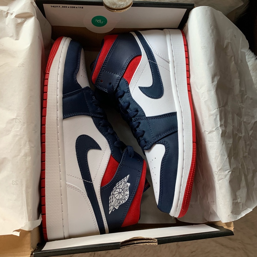 Air Jordan 1 Mid SE. White/University Red